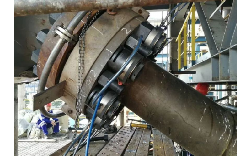 化肥氨合成塔顶盖螺栓预紧客户选用乐竞体育在线注册,乐竞体育（中国）KWZK液压螺栓拉伸器